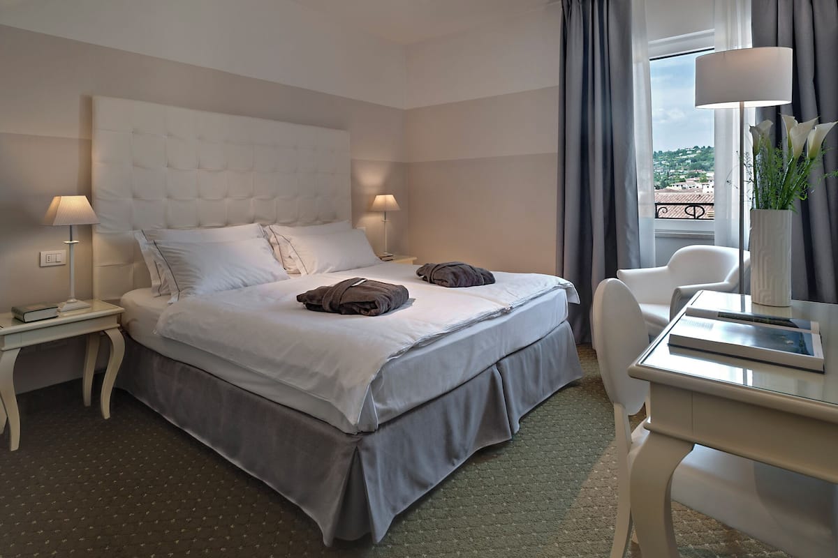 Quarto casal superior | 1 quarto, frigobar, cofres nos quartos, escrivaninha