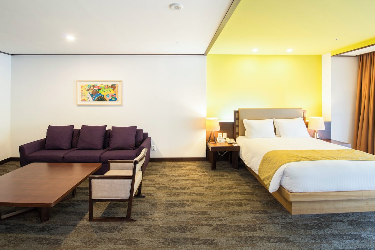 Suite, 1 queensize bed (Slope View) | 1 slaapkamer, een minibar, een kluis op de kamer