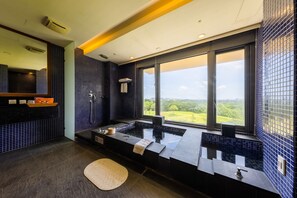 Separate bathtub and shower, spring water bathtub, free toiletries - South Garden Hotels and Resorts (Taoyuan City)