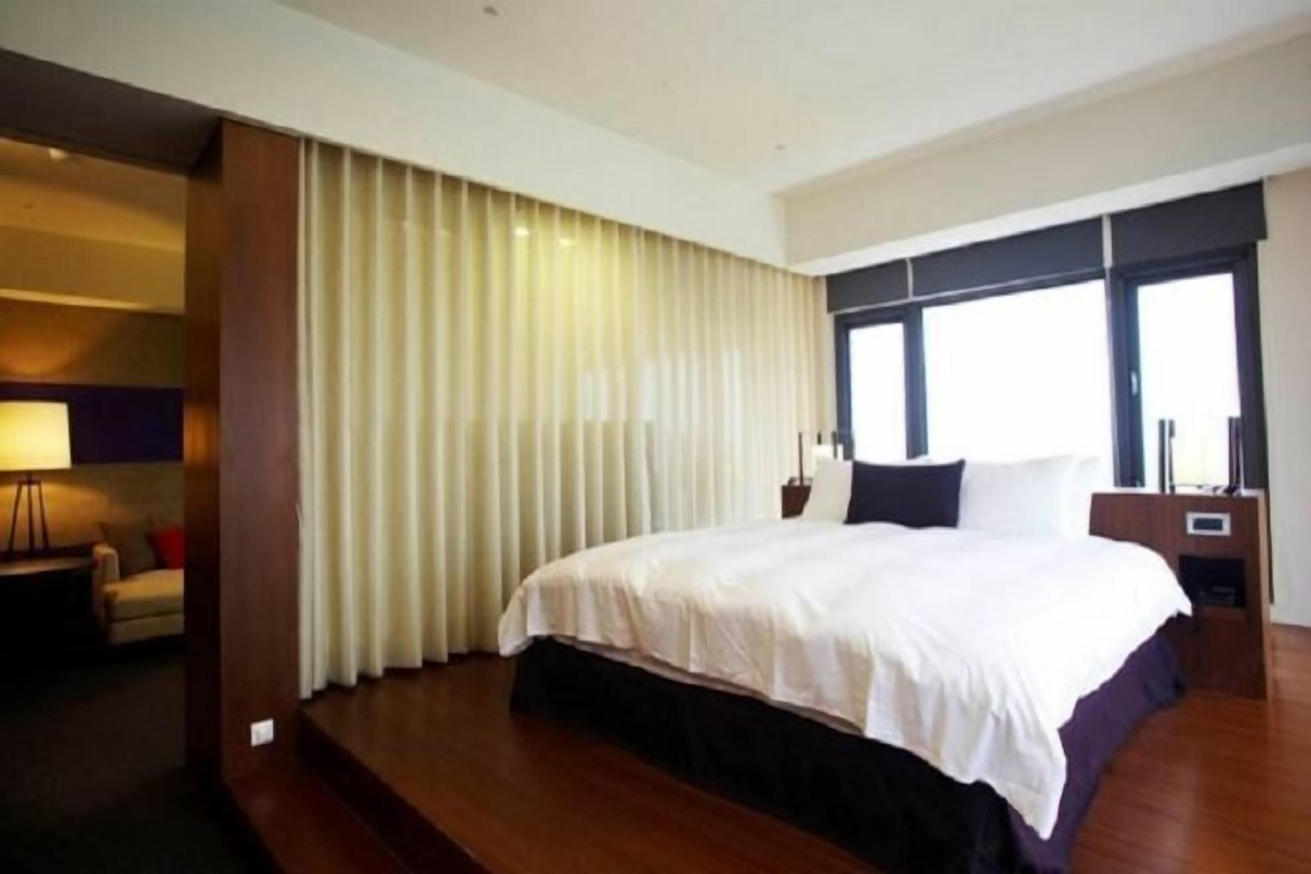 高級寝具、羽毛の掛け布団、ミニバー、セーフティボックス (室内)