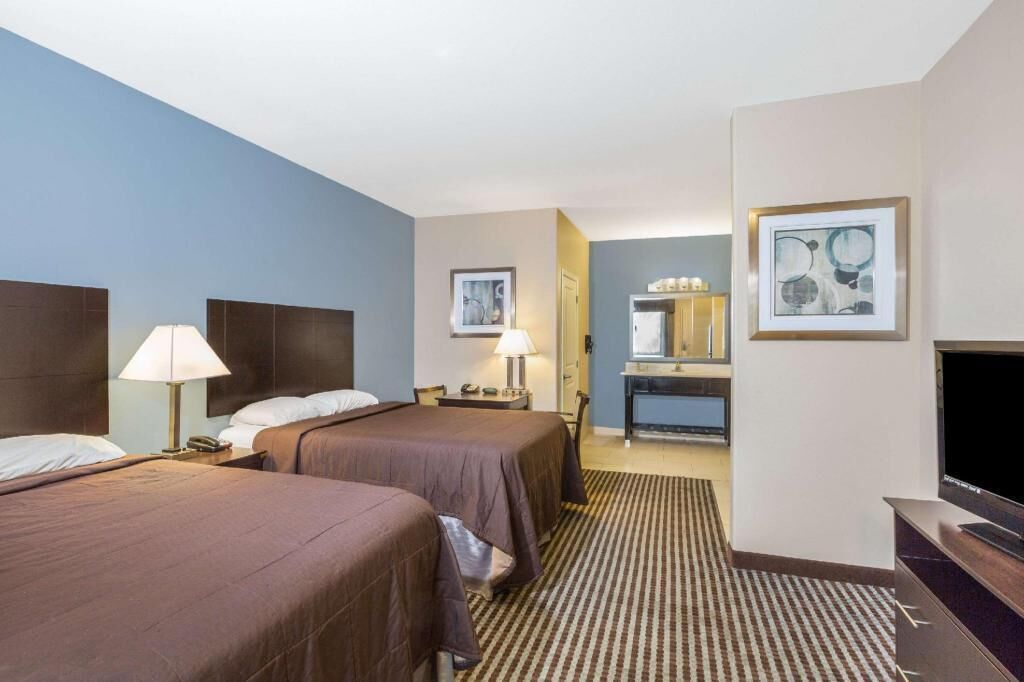 In-room safe, desk, soundproofing, free WiFi