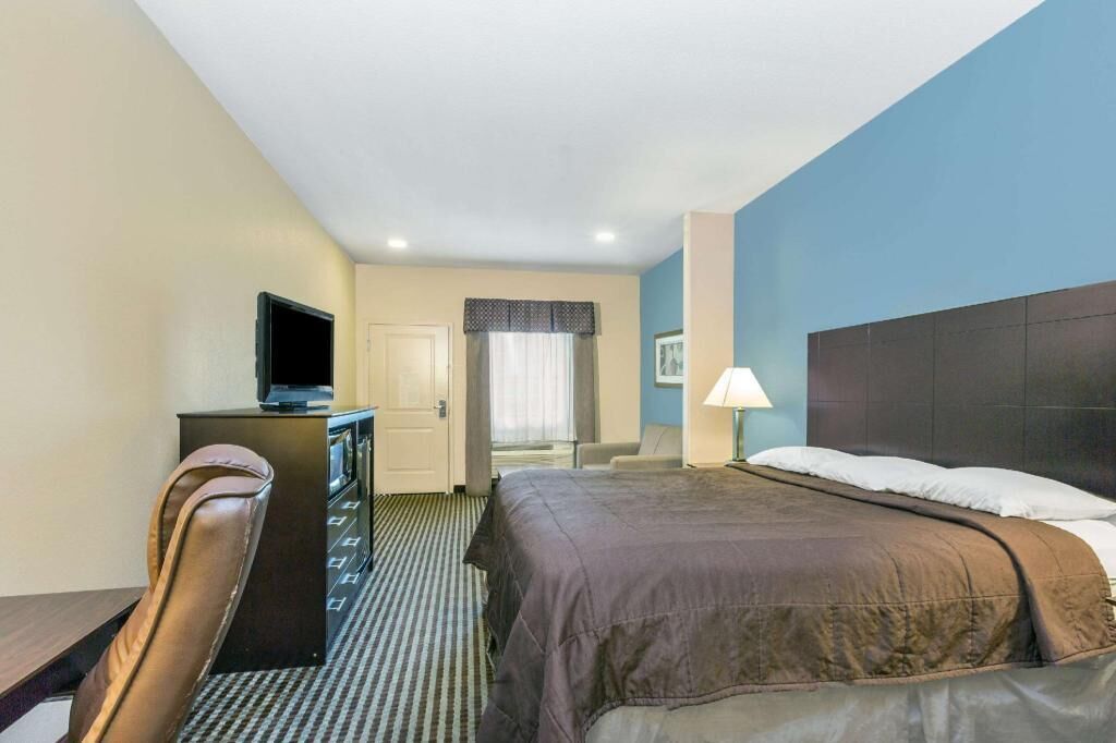 In-room safe, desk, soundproofing, free WiFi