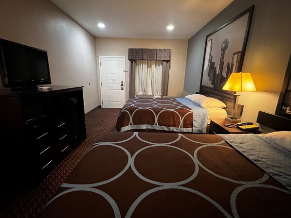 In-room safe, desk, soundproofing, free WiFi - Super 8 by Wyndham Center (Center)