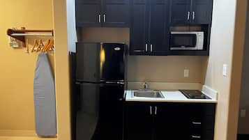 Room, 2 Queen Beds, Kitchen | Private kitchenette