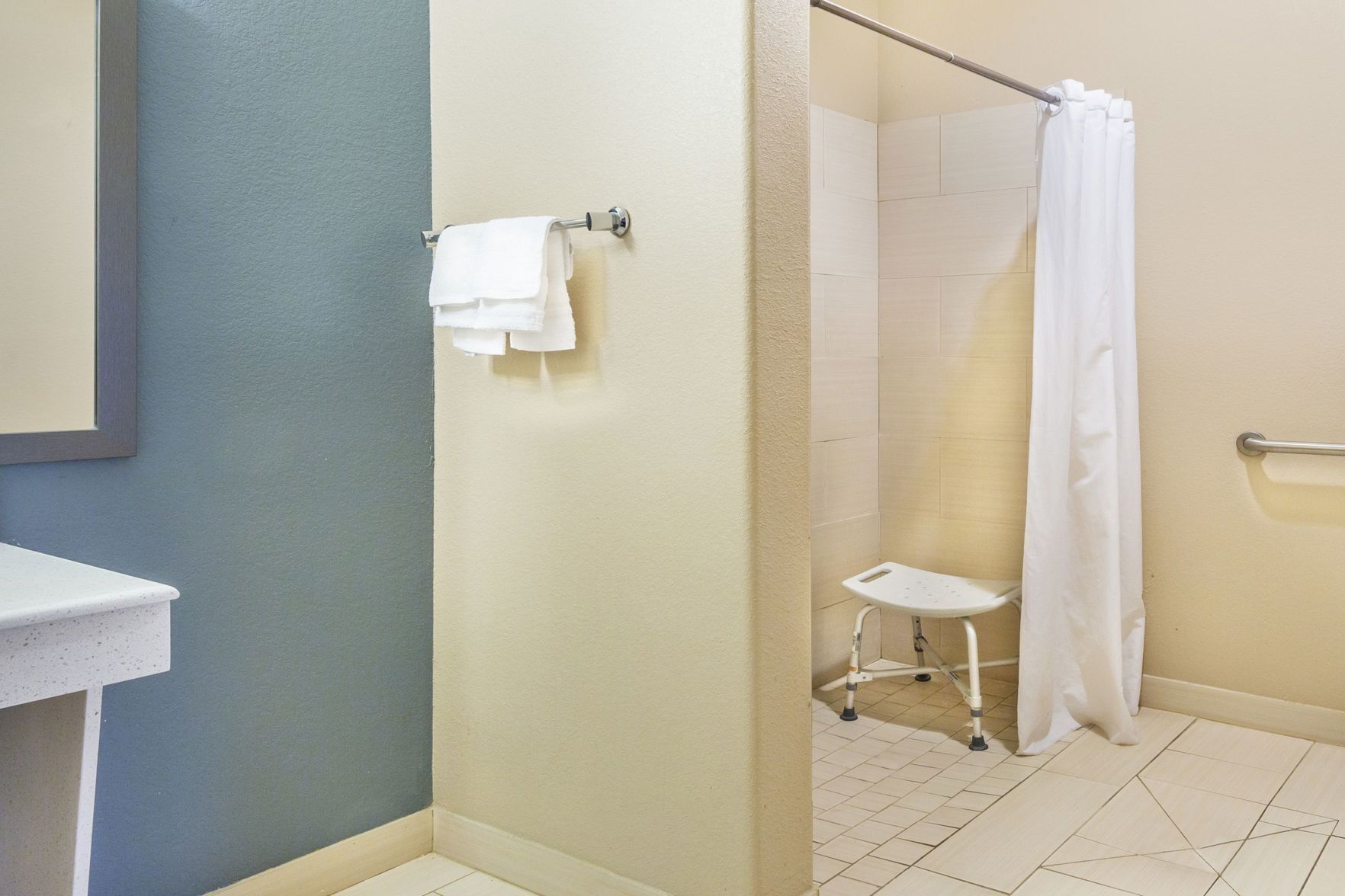 Bathroom | Combined shower/tub, hair dryer, towels