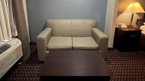 خزنة داخل الغرفة ومكتب وتجهيزات عازلة للصوت وواي فاي مجانًا