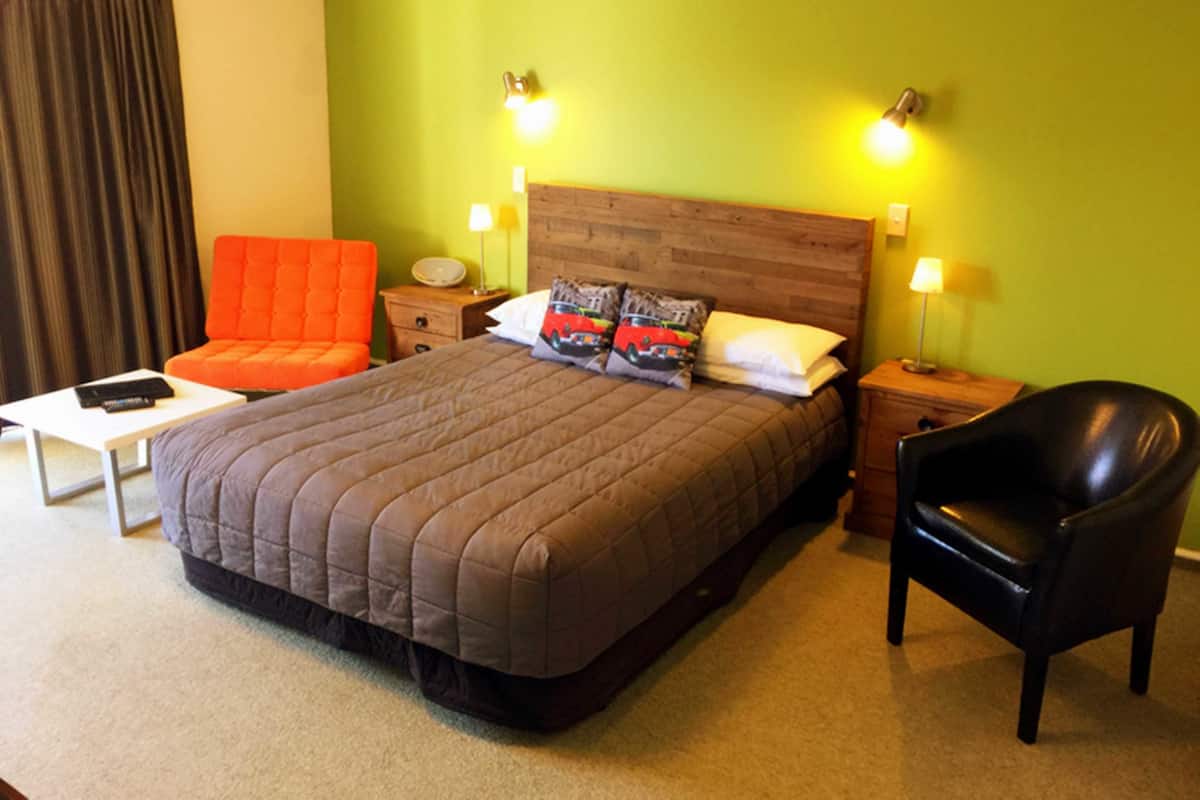 Desk, soundproofing, iron/ironing board, free WiFi
