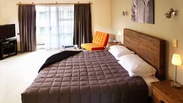 Desk, soundproofing, iron/ironing board, free WiFi