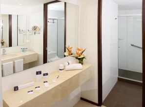 Habitación superior, 1 cama King size (Superior Queen Bed) | Baño | Regadera, regadera tipo lluvia, amenidades de baño gratuitas, toallas 