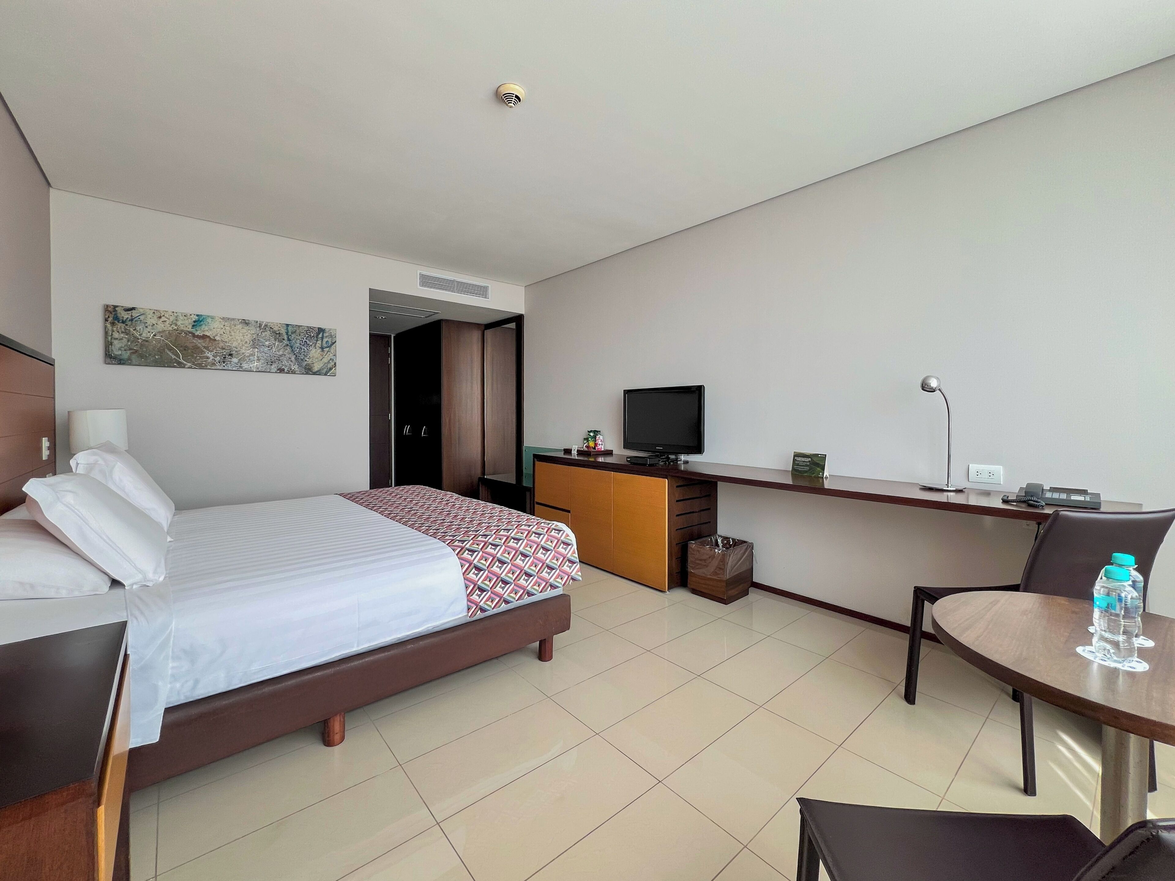 Habitación estándar, 1 cama King size (Standard Queen Bed) | Ropa de cama de alta calidad y minibar 