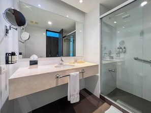 Regadera, regadera tipo lluvia, amenidades de baño gratuitas, toallas 