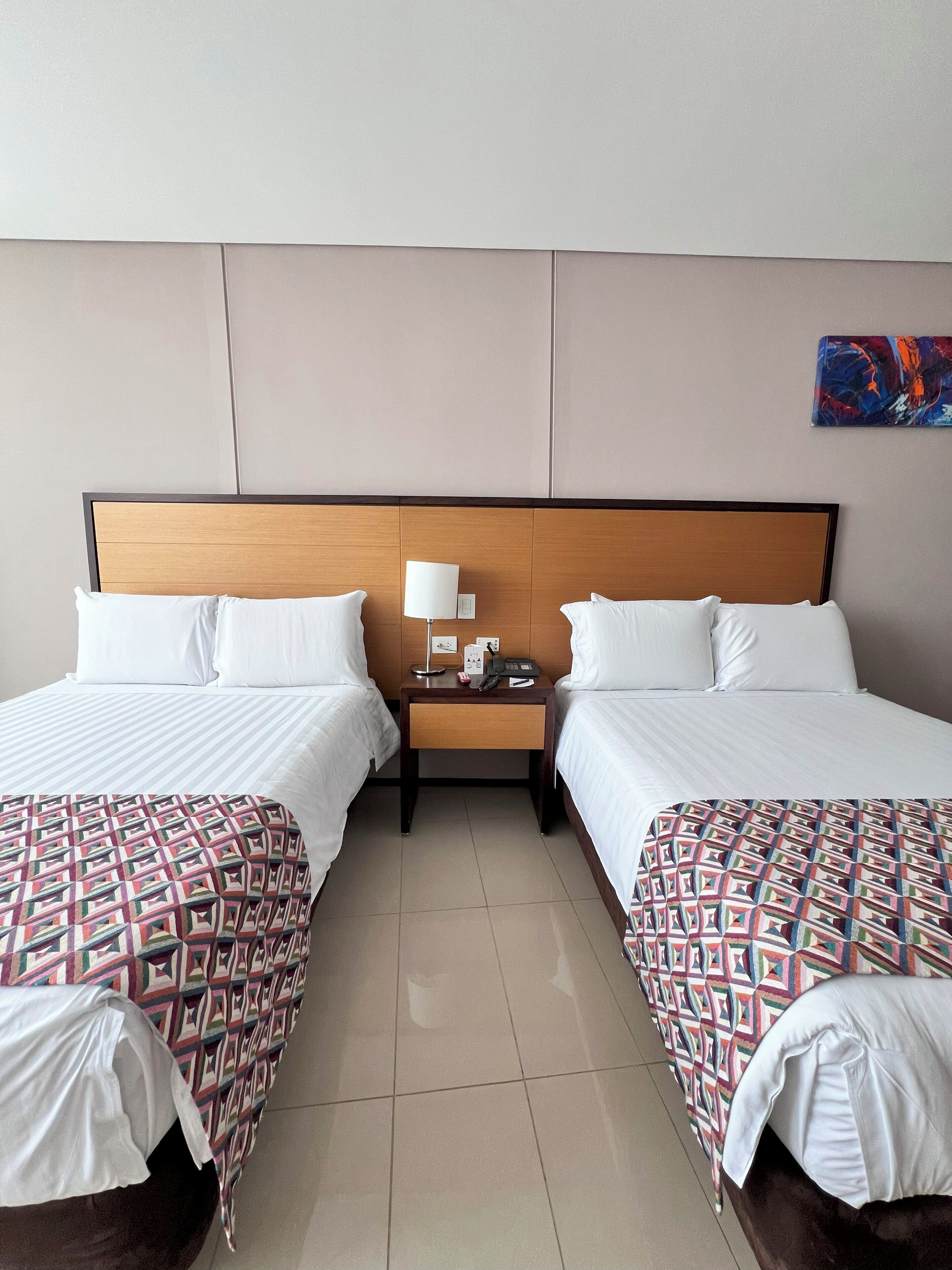 Habitación estándar, 2 camas individuales | Baño | Regadera, regadera tipo lluvia, amenidades de baño gratuitas, toallas 