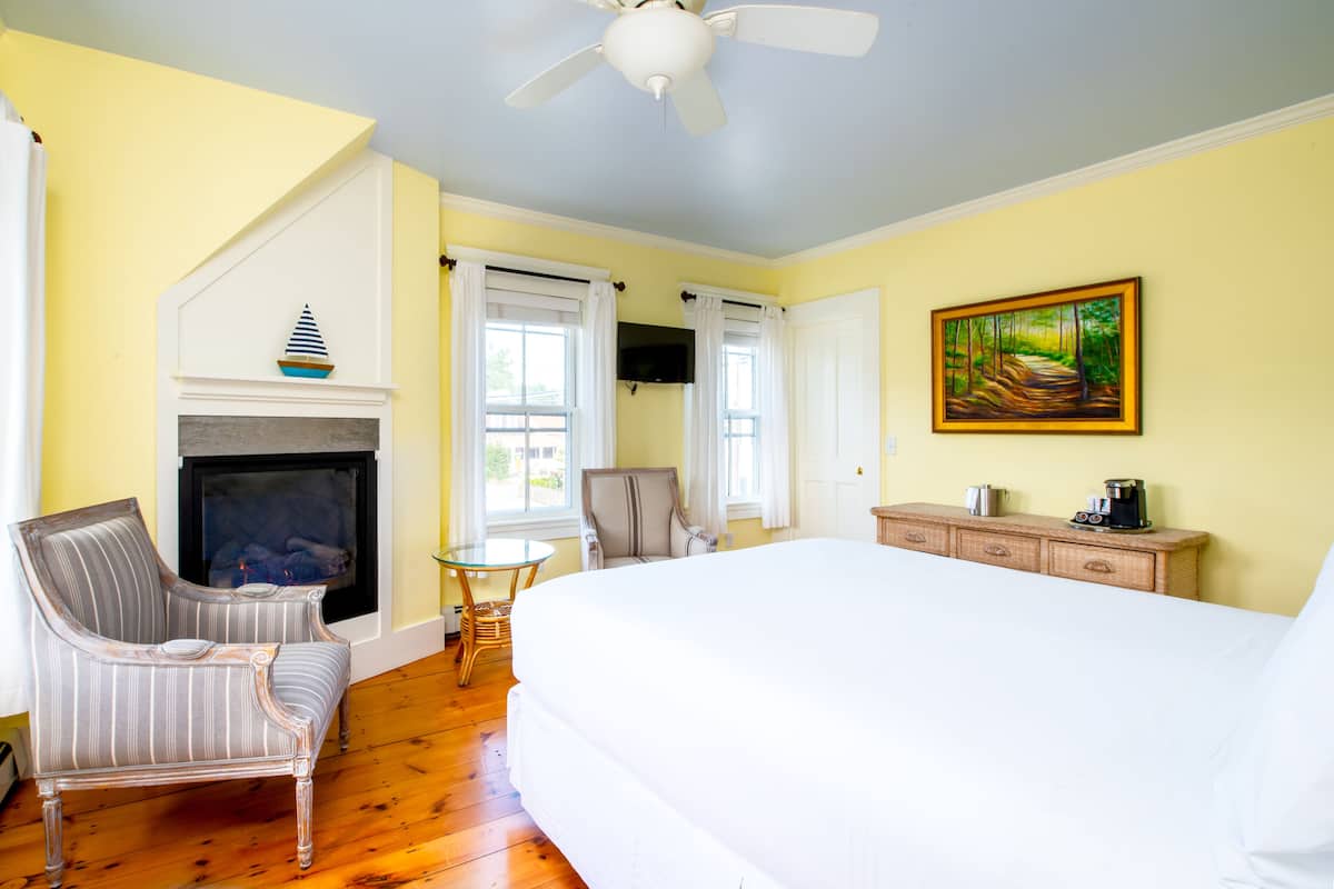 Room 3(Admirrals Quarters) | 1 bedroom, free WiFi, bed sheets
