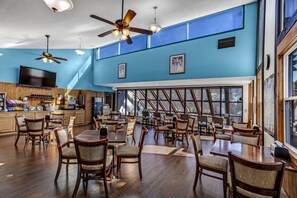 Free daily continental breakfast - Murphy's River Lodge (Estes Park)