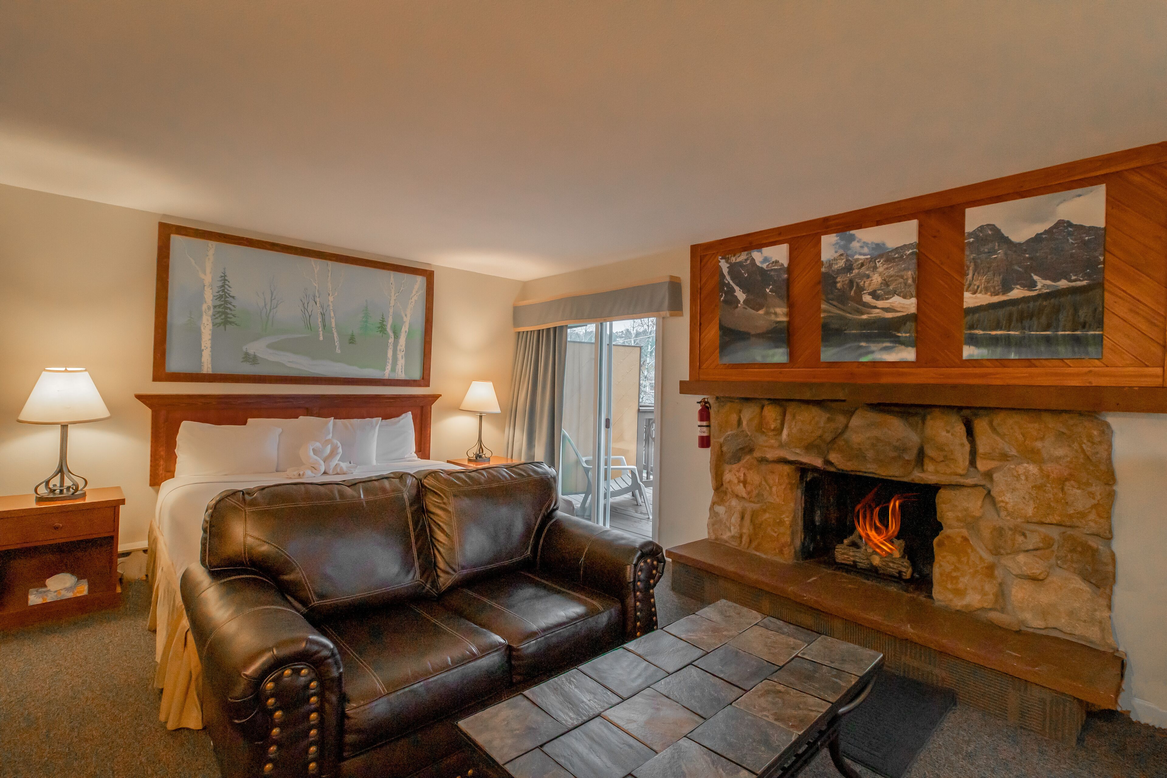 King on the River with Fireplace (Not Pet Friendly) | Living area | 32-inch LED TV with cable channels, TV, DVD player