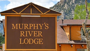 Experience the charm of Murphy's River Lodge, offering continental breakfast, a heated indoor pool, and free WiFi.