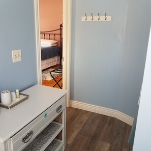 Room (#2 East Lake) | Bathroom | Combined shower/tub, free toiletries, hair dryer, towels - The Fox and the Grapes Bed & Breakfast (Lodi)