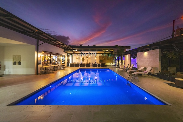 Una piscina al aire libre (de 08:00 a 20:00), tumbonas