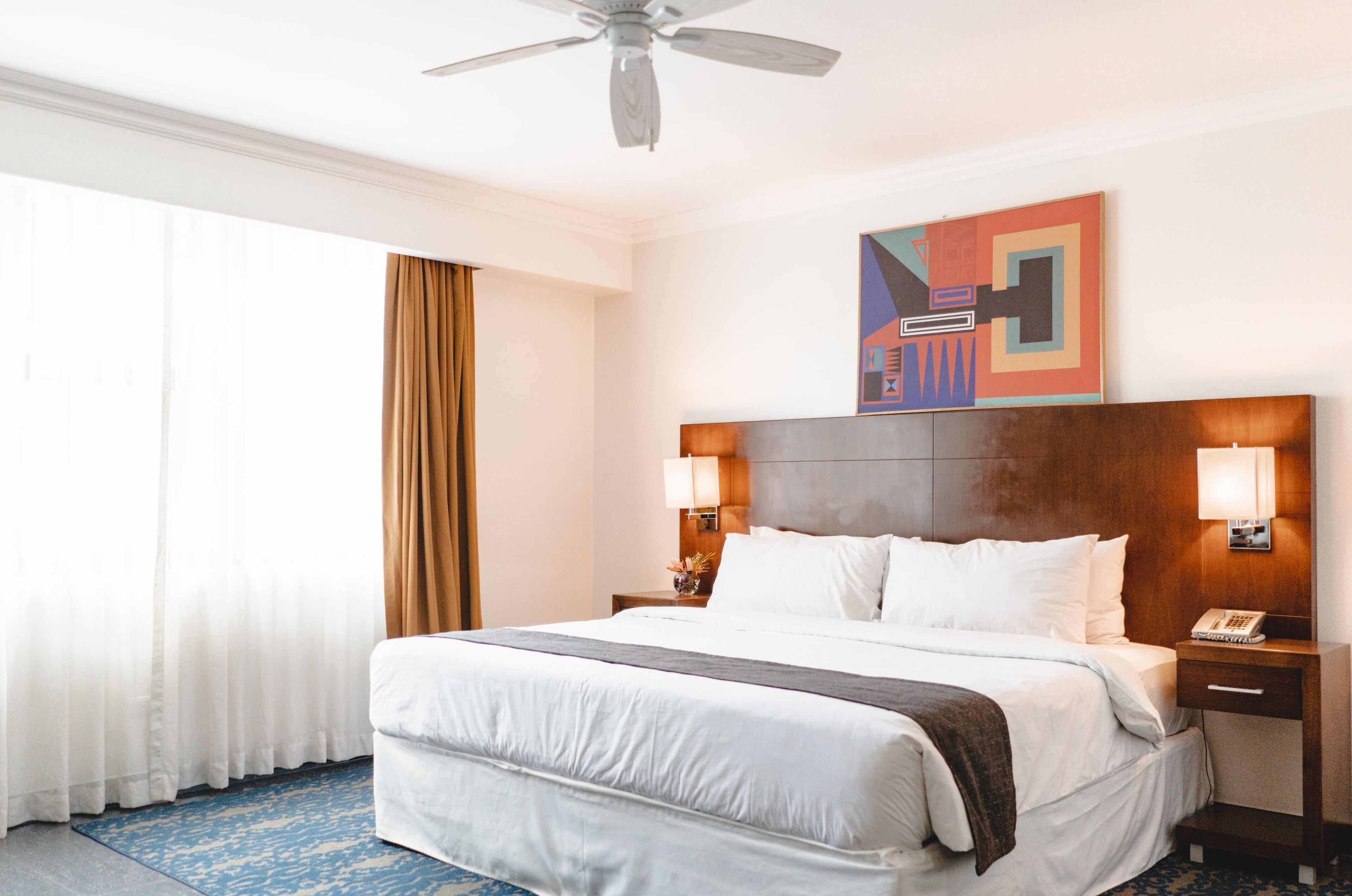 Ropa de cama hipoalergénica y caja de seguridad en la habitación 