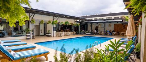 室外泳池;08:00 至 20:00 開放;躺椅