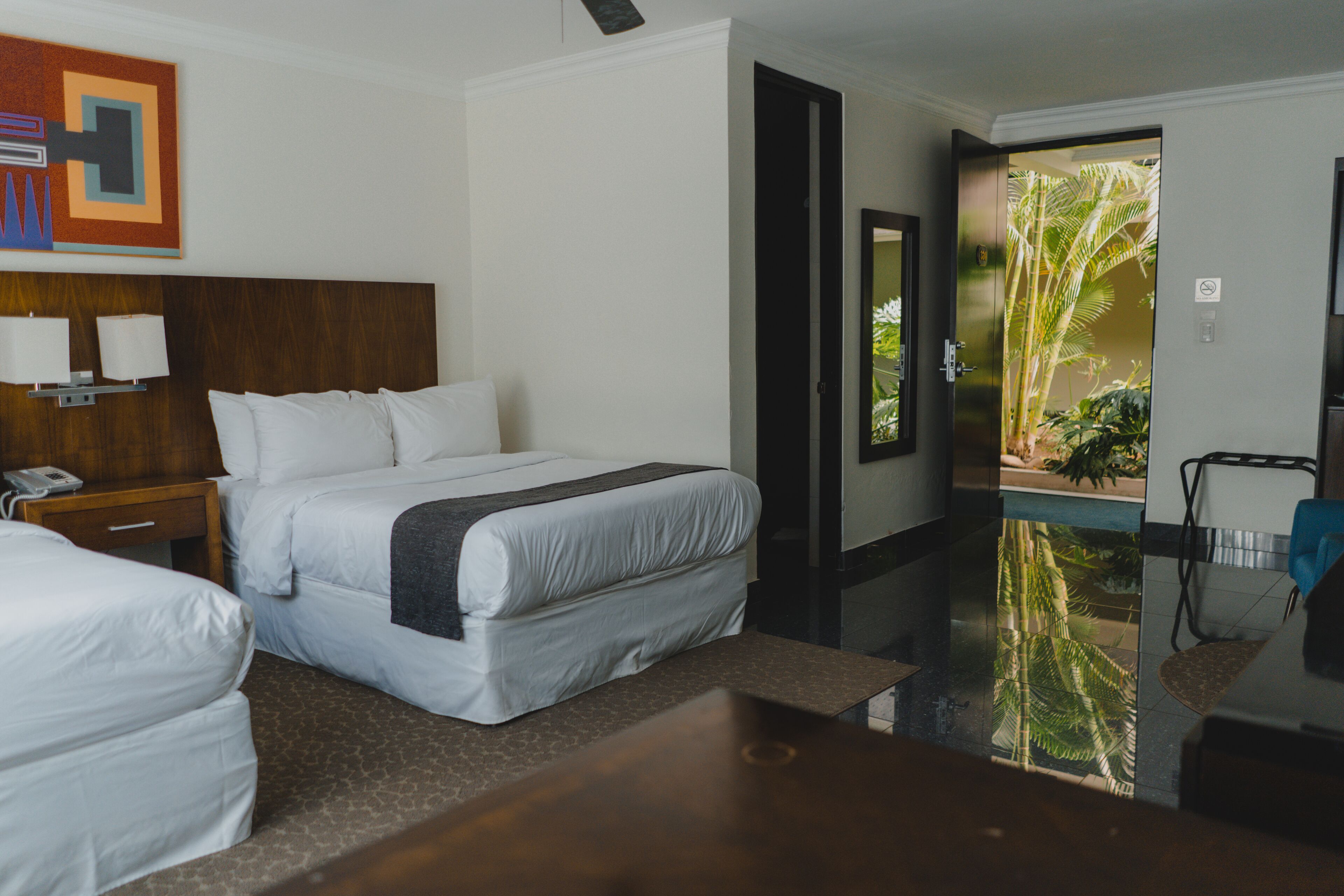 Ropa de cama hipoalergénica y caja de seguridad en la habitación 