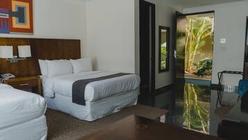 Ropa de cama hipoalergénica y caja de seguridad en la habitación