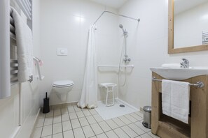 Separate tub and shower, towels