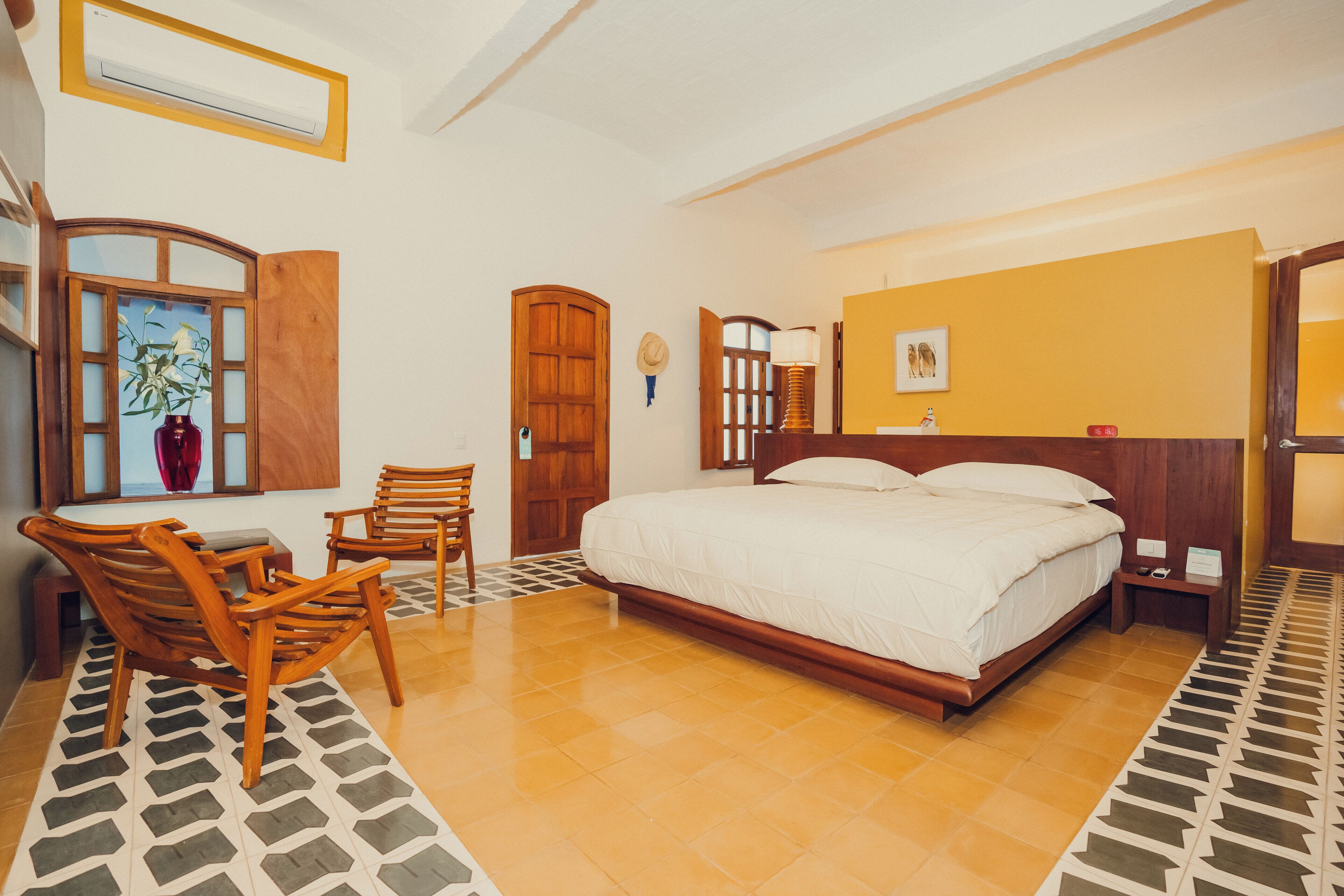 스위트 | 거실 공간 | 케이블 채널 시청이 가능한 43인치 스마트 TV, TV