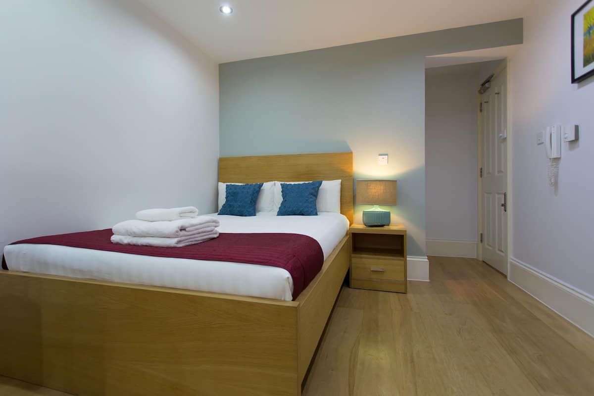 Small Lower Ground Floor Studio | 1 bedroom, iron/ironing board, free WiFi, bed sheets