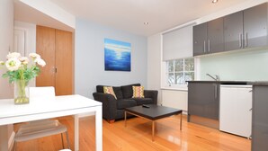 1 Bedroom Apartment | Dapur peribadi | Pembancuh kopi/teh, peti sejuk, ketuhar gelombang mikro, dapur 