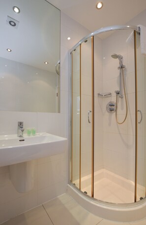 1 Bedroom Apartment | Bad | Dusj, toalettartikler (inkludert), hårføner og håndklær