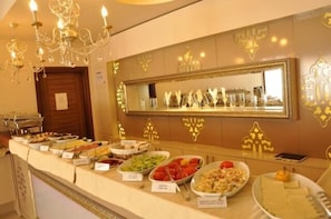 Ein Bereich mit Buffet und unterschiedlichen Speisen, darüber ein Spiegel.