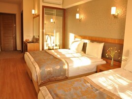 Quarto superior | Frigobar, cofres nos quartos, escrivaninha, quartos à prova de som