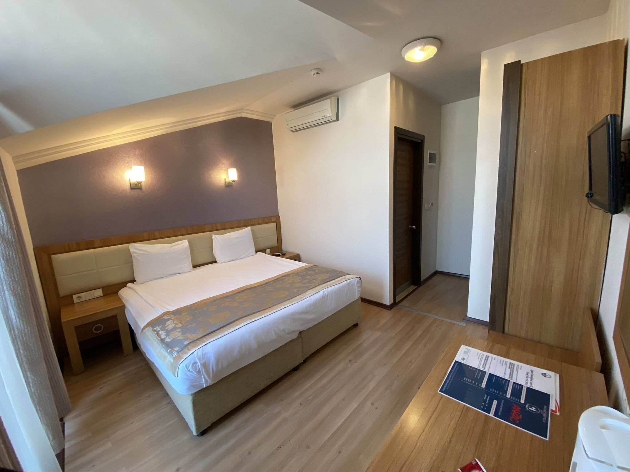 Minibar, caja fuerte, escritorio y sistema de insonorización