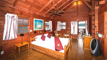 Habitación (Premier Cedar Cabana) | Edredón, minibar, caja de seguridad en la habitación y escritorio