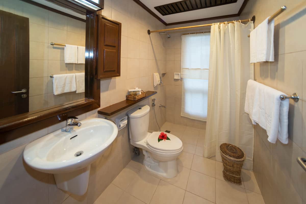 deluxe casa room | bathroom | shower, rainfall showerhead, free toiletries, hair dryer