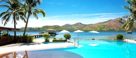 Una piscina al aire libre