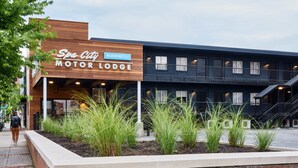 Un edificio con un letrero que dice "Spa City Motor Lodge".