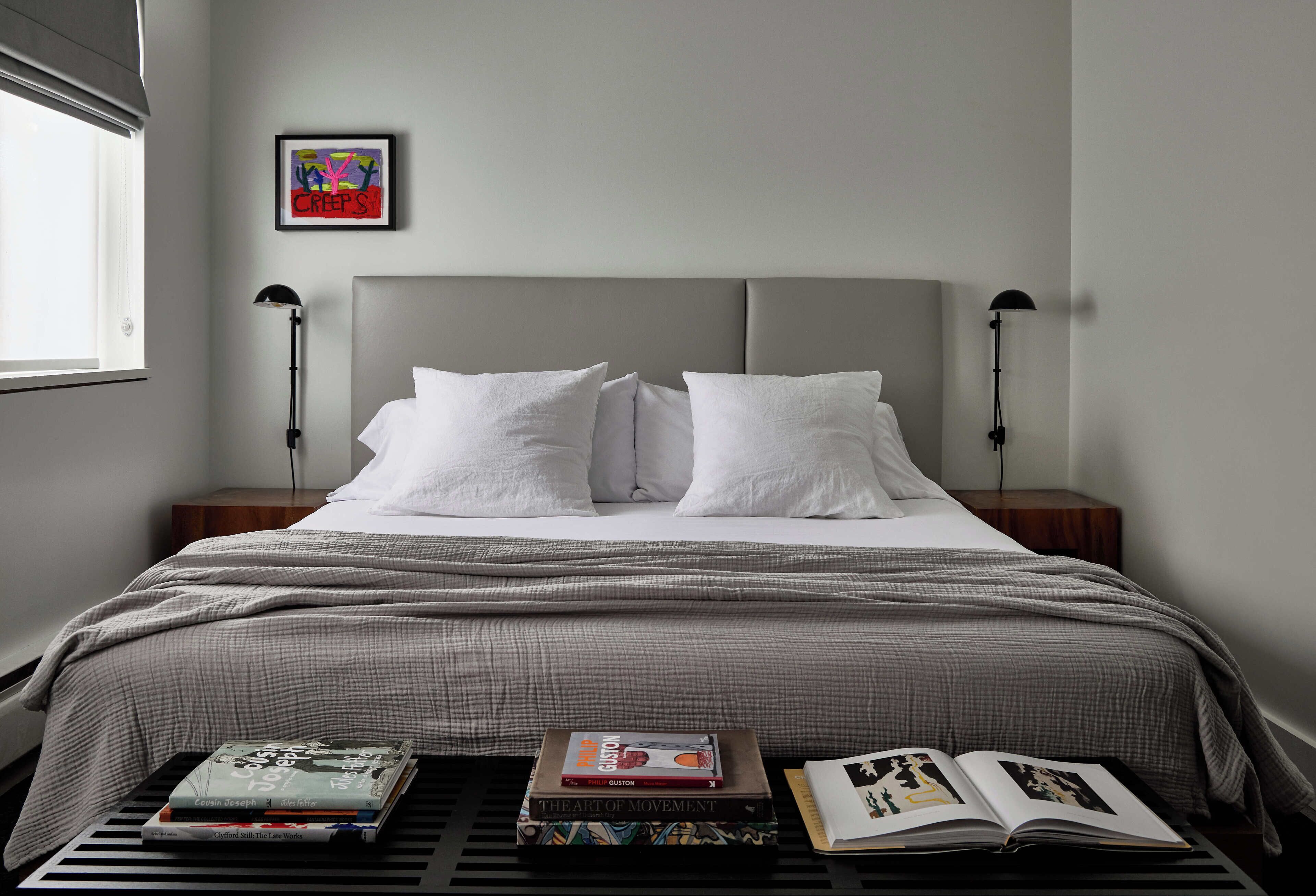 King Deluxe | Premium bedding, blackout drapes, iron/ironing board, free WiFi