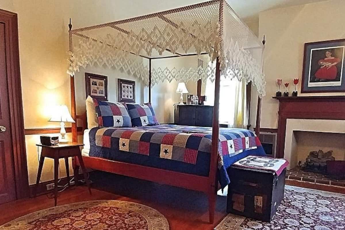 In-room safe, desk, iron/ironing board, WiFi (free)