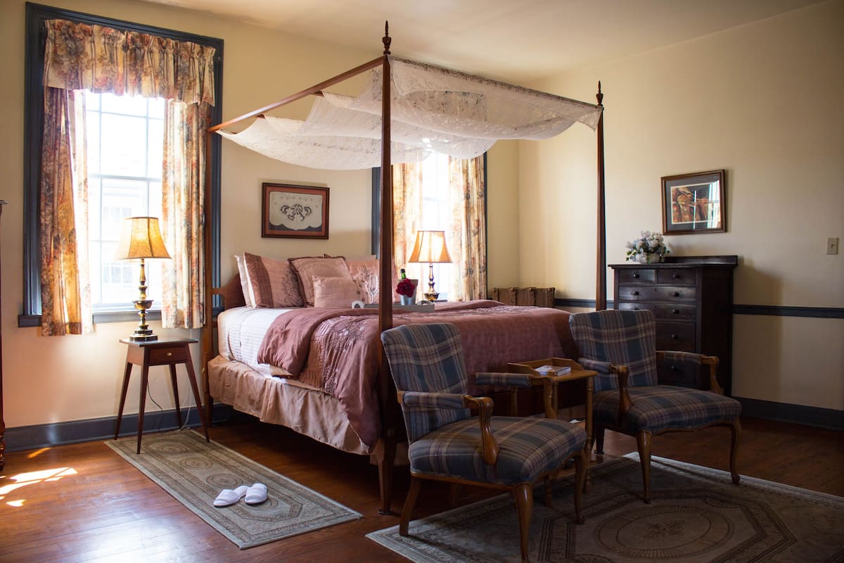 Room, 1 Queen Bed (The Hollows Room) | In-room safe, desk, iron/ironing board, WiFi (free)