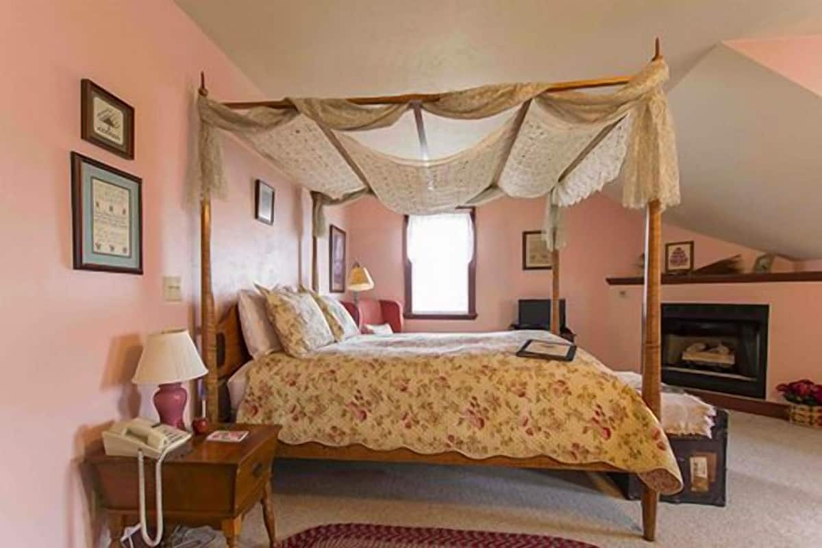 In-room safe, desk, iron/ironing board, WiFi (free)