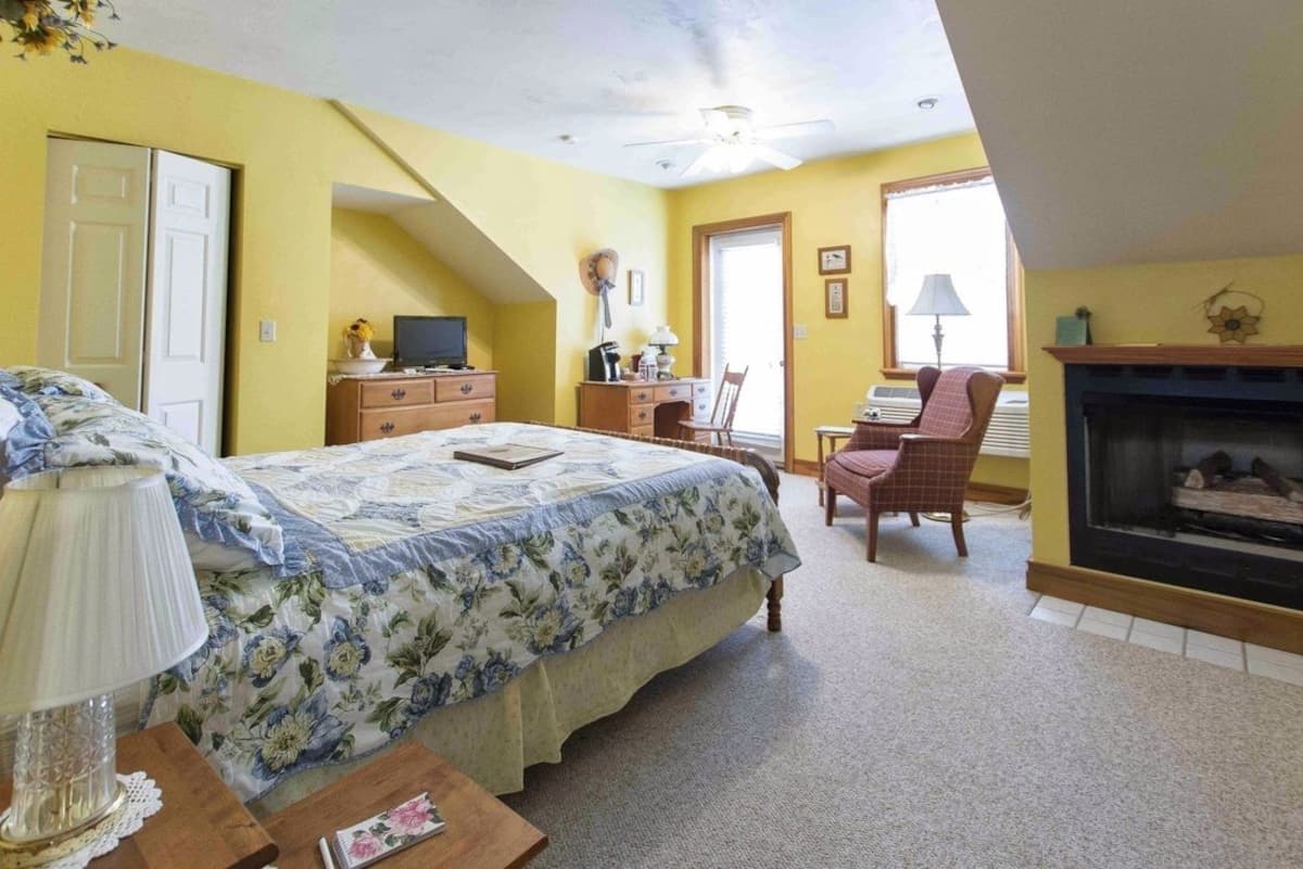 In-room safe, desk, iron/ironing board, WiFi (free)