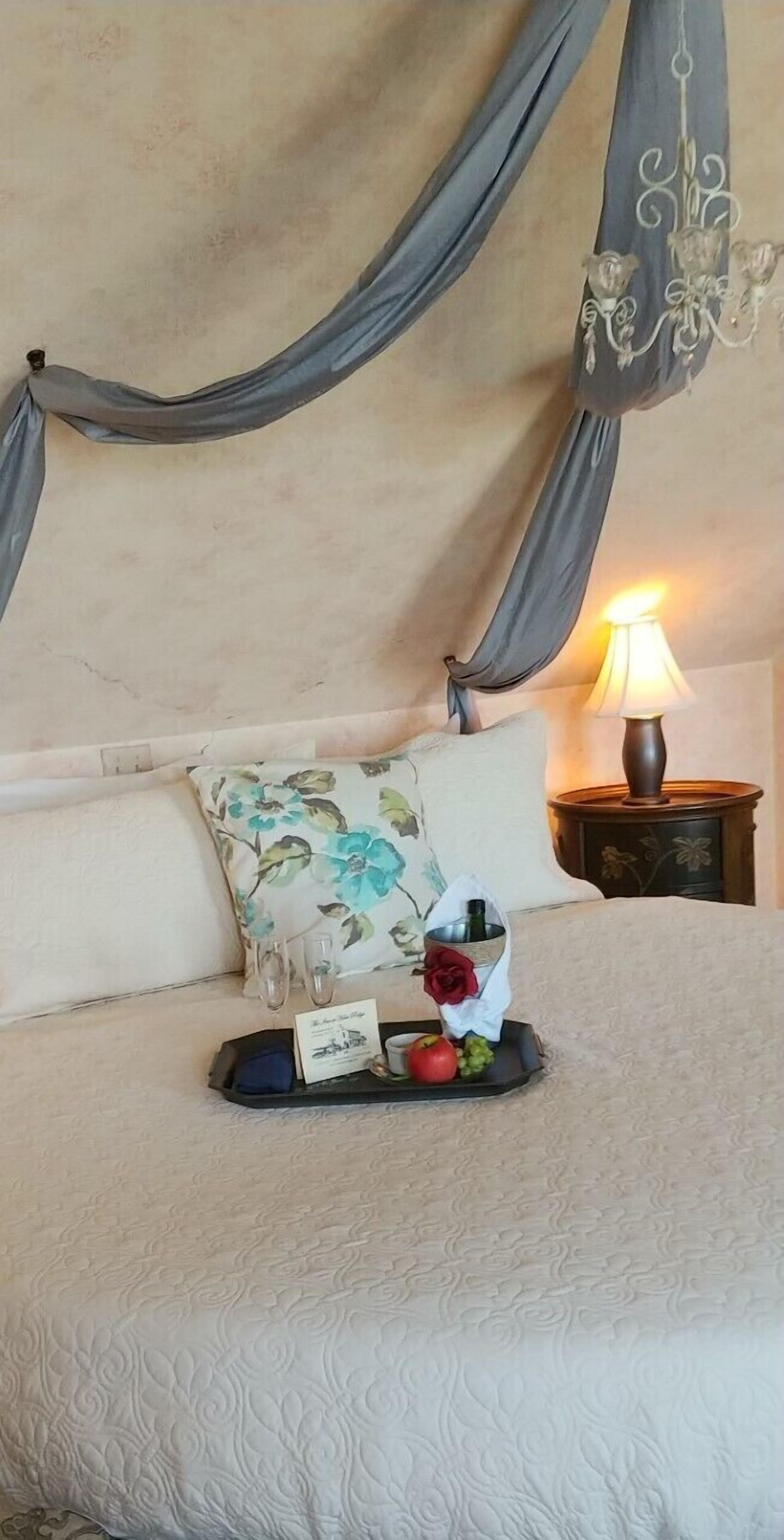 room, fireplace (the overlook with battlefield view) | in-room safe, desk, iron/ironing board, free wifi