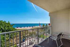 Standard Room, 1 Bedroom, Kitchen, Ocean Front studio | Udsigt fra balkon
