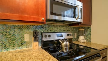 Standard Room, 1 Bedroom, Kitchen, Ocean Front studio | Individually decorated, individually furnished, blackout drapes