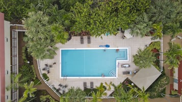 Piscine couverte, 2 piscines extérieures
