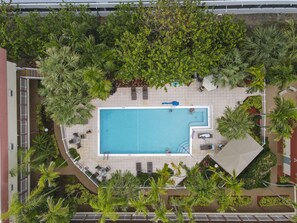 Een binnenzwembad en 2 buitenzwembaden