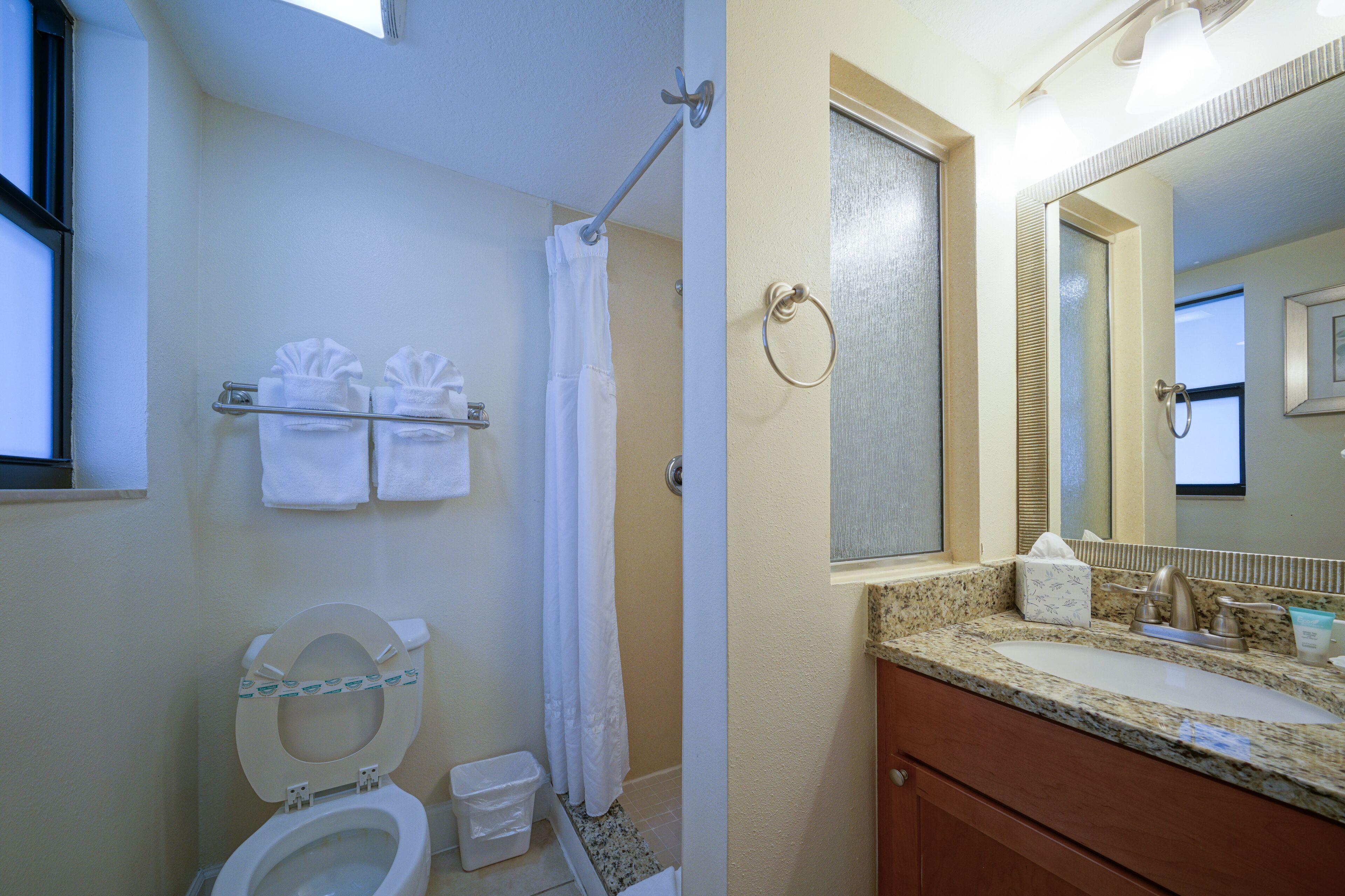 Une salle de bain avec des toilettes, une douche et un lavabo.