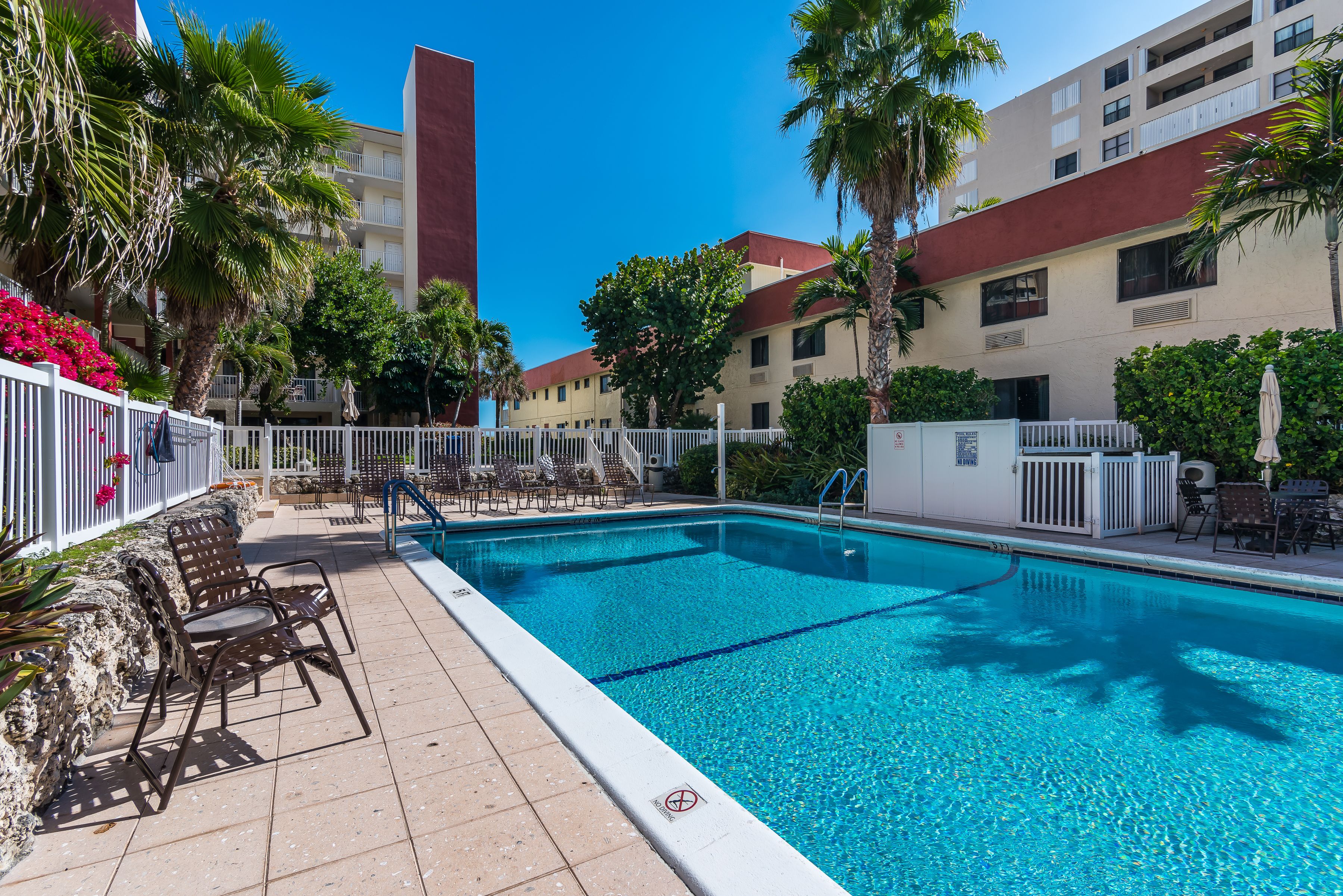 室内游泳池，2 室外游泳池